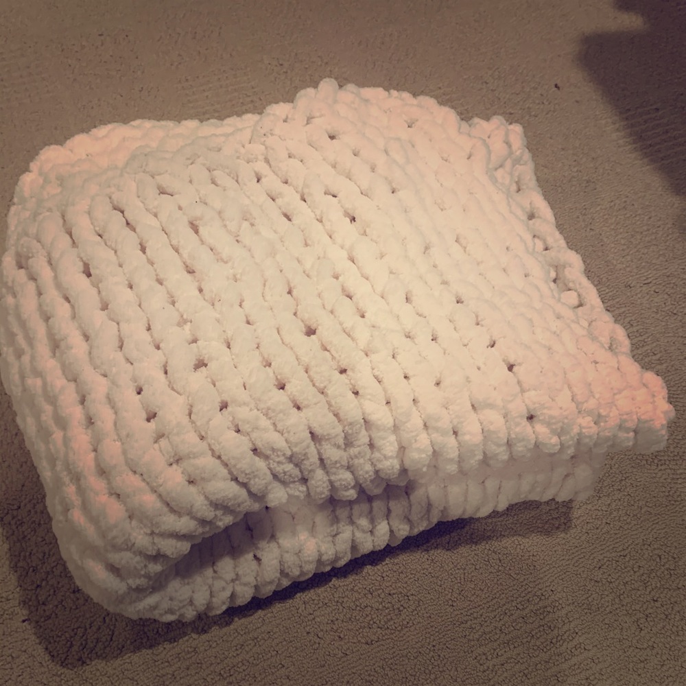 large chunky knit yarn blanket/throw